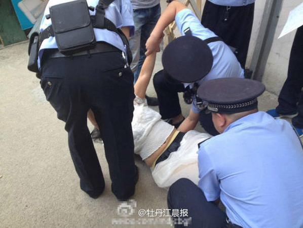 7月21日，牡丹江市公安局巡警支隊四大隊接到指揮中心指令：在當(dāng)?shù)貝勖窠謻|小一條路附近的一家旅店內(nèi)，一對男女正因情感糾紛發(fā)生爭執(zhí)，女子做出強(qiáng)烈的輕生行為。接報后，警方立即趕赴案發(fā)現(xiàn)場。據(jù)出警巡警介紹，當(dāng)時女子站在七樓陽臺，一條腿已經(jīng)懸空，旁邊有一個男子，二人還在爭執(zhí)。期間，女子大喊“你欺騙我”一類的言語。巡警先將兩人分開，分別進(jìn)行勸導(dǎo)，穩(wěn)定雙方的情緒。隨后，巡警將女子送回到其住處，她突然拿起剛剛打碎的玻璃碎片和隨身攜帶的安眠藥吞入口中，并且情緒激動地抓起一塊玻璃碎片要割腕自殺。巡警見狀，立即控制住女子的雙手，同時撥打120急救電話。隨后，女子被120急救車送往醫(yī)院救治。[!--empirenews.page--]