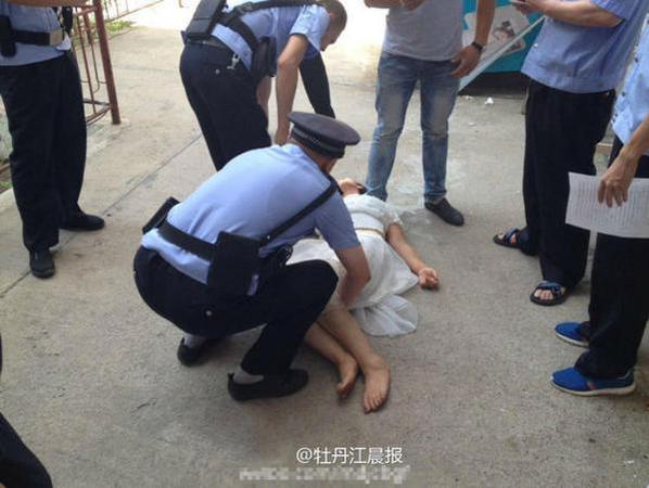 據(jù)輕生女子母親介紹，該女子是吉林省四平人，性格內(nèi)向，男子是黑龍江省綏化人，兩人通過網(wǎng)絡(luò)交友相識，隨后發(fā)展成情侶關(guān)系，但因女子與男子年齡相差10歲，遭到家人的強(qiáng)烈反對，女子執(zhí)意來牡與男子相見。兩人相見后，感覺和網(wǎng)上信息差別很大，便產(chǎn)生分歧，女子隨后作出極端行為。目前，該女子沒有生病危險，但因吞服了碎玻璃仍需留院觀察。