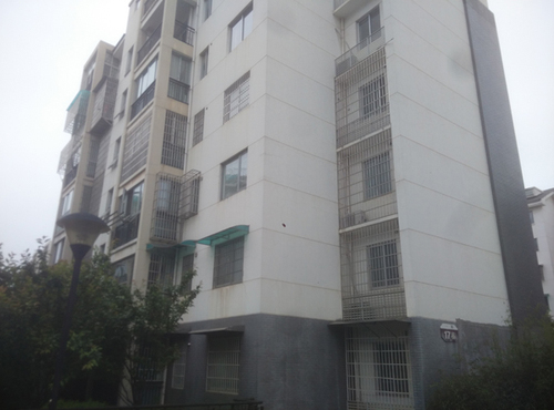 李柳欣稱常世雄索要的房屋在這棟樓房內(nèi)，九峰小區(qū)內(nèi)的樓房外觀顯得樸素低調(diào)