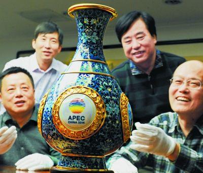 《四海升平》景泰藍賞瓶由中國七位國家級、北京市工藝美術大師聯(lián)手創(chuàng)作，以藏于北京故宮博物院的霽紅釉玉壺春瓶為原型，實現(xiàn)了傳統(tǒng)和創(chuàng)新的融合。