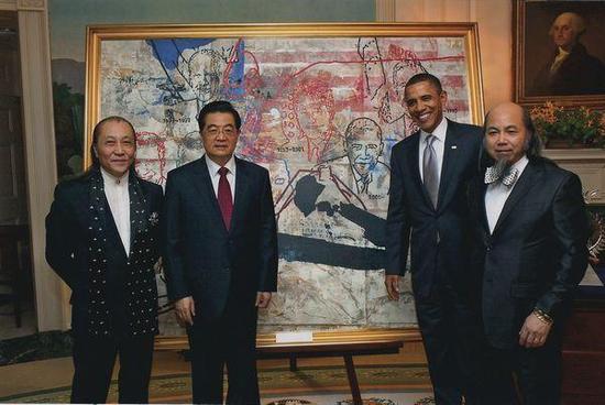 圖為胡錦濤、奧巴馬和《八位美國總統(tǒng)和長城》的作者周氏兄弟在油畫前合影。