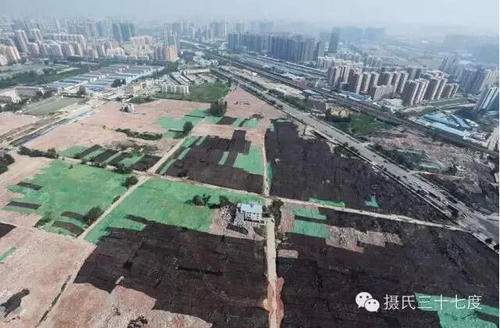 　直升機(jī)探尋鄭州拆遷建筑工地?fù)P塵治理情況。圖為南三環(huán)與西環(huán)附近的拆遷工地。