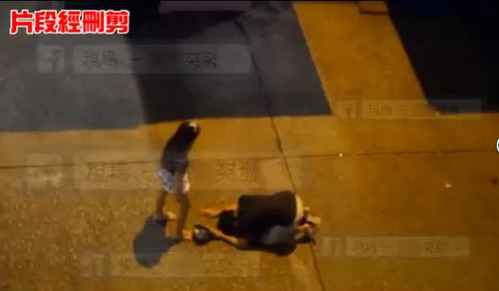 大律師陸偉雄稱，即使是一個愿打一個愿捱的情侶關系，出手打人者隨時亦要負上刑責，警方有權主動介入，倘事主傷勢較重，可由襲擊改控傷人罪，最高判刑3年，奉勸時下年輕人不要做出過火行為。