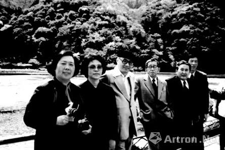 1981年，中國(guó)美術(shù)電影考察團(tuán)在日本與手冢治蟲(chóng)合影