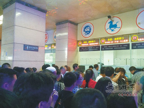 受隴海線中斷影響，蘭州火車站售票大廳改退簽窗口排滿了旅客。本報(bào)記者宋鶴莉攝