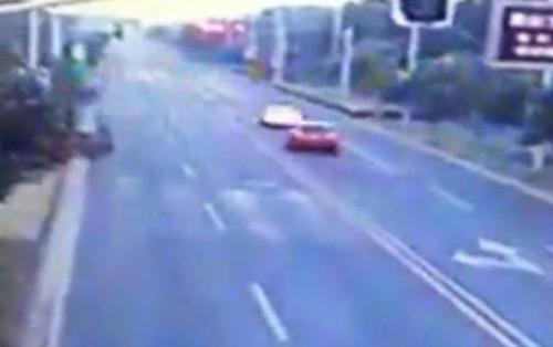 事故監(jiān)控畫面，前方白車色為教練車。 視頻截圖