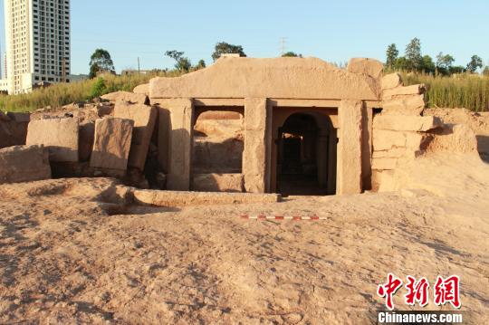 重慶市江津區(qū)白沙鎮(zhèn)白沙中學(xué)發(fā)現(xiàn)一宋代雙室古墓。重慶市文化遺產(chǎn)院現(xiàn)場(chǎng)考古負(fù)責(zé)人牛英彬表示，如此規(guī)模巨大、結(jié)構(gòu)復(fù)雜、雕刻精美的雙室宋代古墓比較少見(jiàn)。圖為墓地外觀?！∥幕z產(chǎn)院供圖　攝