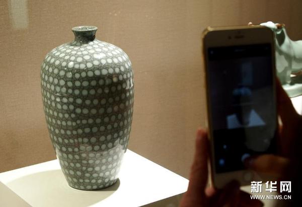 8月7日，觀眾在中國非遺上海展示中心欣賞龍泉青瓷作品《珍珠梅瓶》。