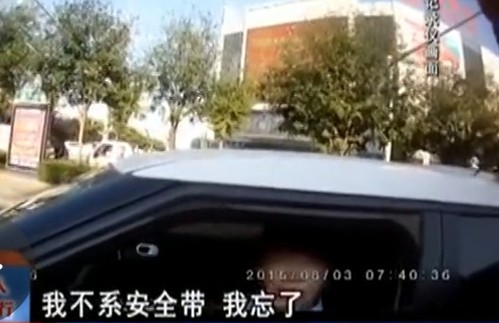 近日一名女子駕車沒系安全帶，并拒絕靠邊停車接受處罰。在被110警察強制帶走時，突然自解衣扣，并稱警察脫她衣服，弄得當(dāng)值民警哭笑不得。