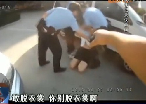 三名警察一起制止了她的行為。