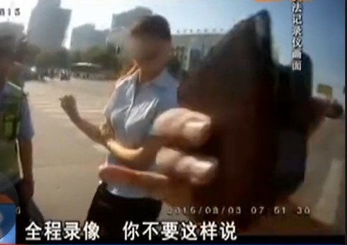 　　民警請(qǐng)她去派出所協(xié)助調(diào)查。