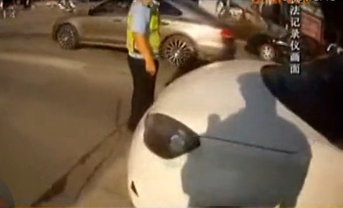 　可該女子卻突然發(fā)動(dòng)車輛向前走，與一名協(xié)警察發(fā)生擦碰。