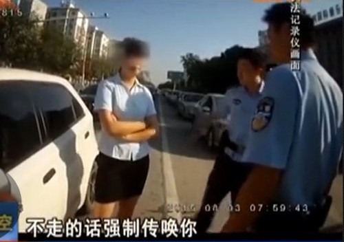 　隨后民警采取強(qiáng)制措施。
