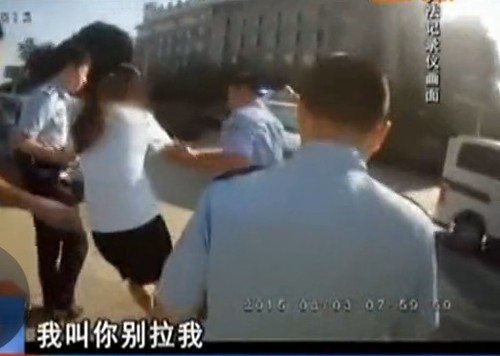 該女子仍然掙扎不予配合。