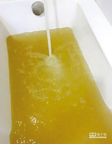 圖為臺北市議員王鴻薇家中的自來水，呈現(xiàn)黃濁色。