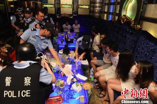 廣東警方突擊汕尾海豐涉毒娛樂場所，查獲涉毒嫌疑人113名。景國民 攝