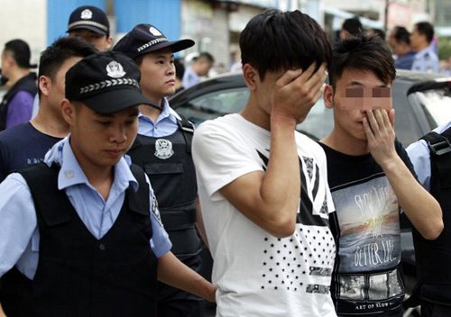 　廣東警方突擊汕尾海豐涉毒娛樂場所。廣州日報(bào)記者 張偉清邵權(quán)達(dá)攝影1