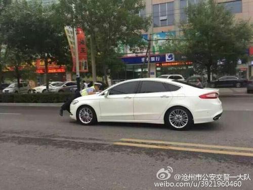 8月14日，滄州交警被頂在引擎蓋上，車輛行駛了400多米。