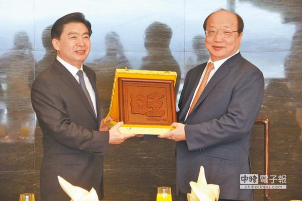 旺旺集團(tuán)副董事長胡志強(qiáng)（右）致贈紀(jì)念品給廣東省政協(xié)主席王榮（左）。（記者李鋅銅攝）
