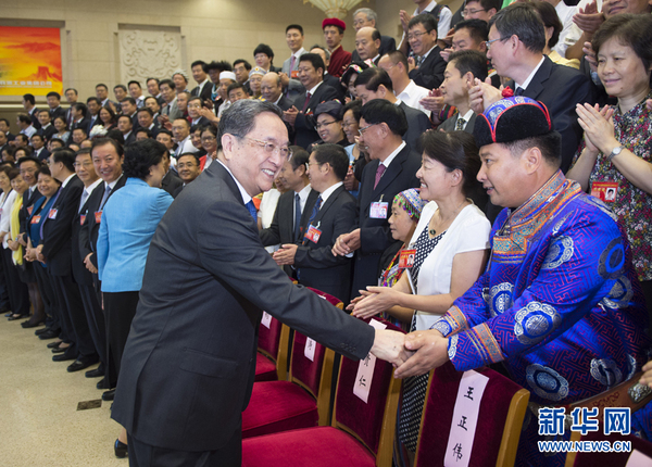 8月18日，中共中央政治局常委、全國政協(xié)主席俞正聲在北京會(huì)見第六次全國民族教育工作會(huì)議代表并與大家合影留念。 新華社記者 謝環(huán)馳 攝