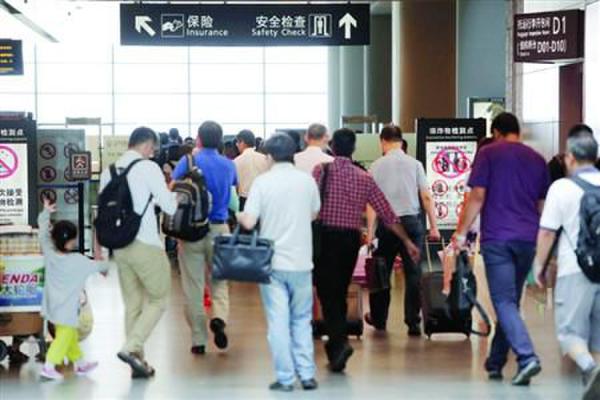 近期乘飛機應留足更多的時間以免誤機。/晨報記者