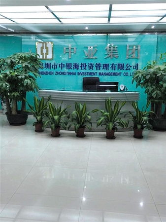 案發(fā)前，黃鈺剛的辦公室。