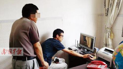 在教育局紀檢組查看視頻時，劉恩元（站者）承認不雅照的男主角是他。記者莫義君 攝