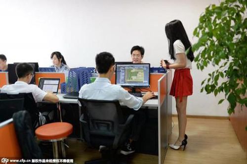 女子當(dāng)程序員鼓勵(lì)師 顏值高會(huì)賣萌月薪可達(dá)8千