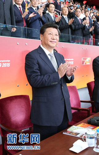 8月22日，國(guó)家主席習(xí)近平在國(guó)家體育場(chǎng)出席2015年北京國(guó)際田聯(lián)世界田徑錦標(biāo)賽開(kāi)幕式并宣布錦標(biāo)賽開(kāi)幕。 新華社記者 黃敬文 攝