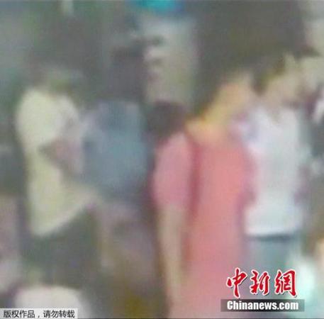 當(dāng)?shù)貢r(shí)間8月19日，泰國警方發(fā)言人宣布在監(jiān)控錄像上發(fā)現(xiàn)了另外兩名可能是泰國曼谷爆炸事件的嫌疑人。此前，警察已經(jīng)發(fā)現(xiàn)了一名嫌疑人，并公布其畫像。