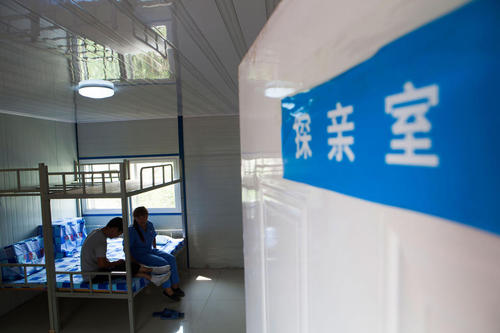 　門上的“探親室”字樣。