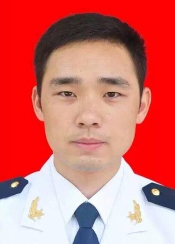 圖為四級(jí)軍士長(zhǎng)梅雄生前照片。