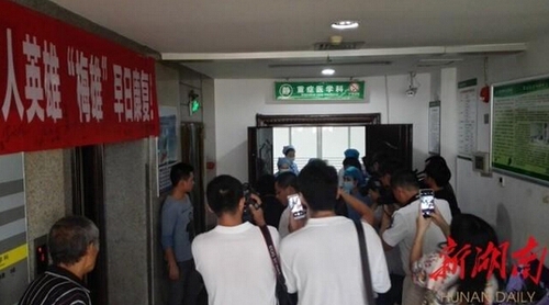 圖為市民在走廊等待送梅雄最后一程。