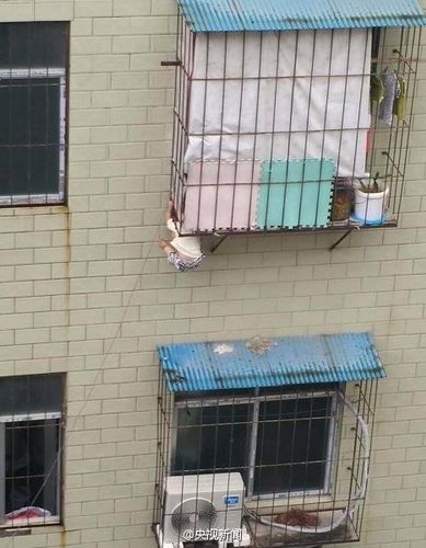 托舉爺爺 托舉大爺 男童被卡陽(yáng)臺(tái)護(hù)欄 托舉被卡男童 2