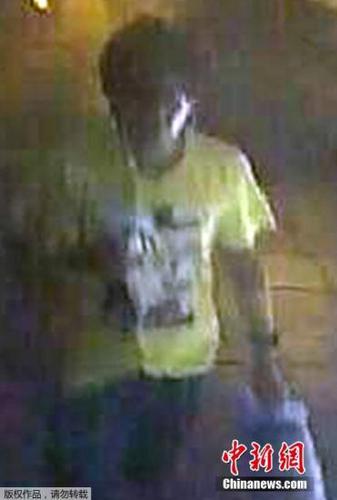 當?shù)貢r間2015年8月18日，泰國國家警察總署公布曼谷四面佛路口爆炸案嫌犯照片，可疑男子身穿深色短褲、黃色上衣，將背包放置在爆炸區(qū)域，一分鐘之后就發(fā)生爆炸。
