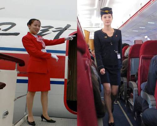 2013年朝鮮高麗旅行社在社交網(wǎng)站Facebook上公開的高麗航空公司空姐的照片（右）。與以前紅色的制服相比，新制服采用的是正裝黑色，裙子的長度也變短。韓聯(lián)社稱，制服更換后，朝鮮空姐們還需要在胸前佩戴領(lǐng)導(dǎo)人的徽章。