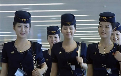 2015年7月1日，平壤順安國際機場第二航站樓竣工儀式在平壤舉行。當(dāng)天，航站樓正式投入使用。圖為航站樓竣工儀式視頻上出現(xiàn)的朝鮮空姐們。