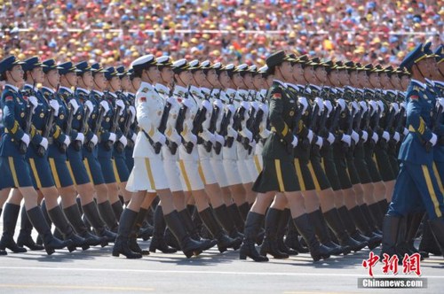 9月3日上午，紀(jì)念中國人民抗日戰(zhàn)爭(zhēng)暨世界反法西斯戰(zhàn)爭(zhēng)勝利70周年大會(huì)在北京隆重舉行。女儀仗隊(duì)員首次受閱。中新社記者 徐冬冬 攝