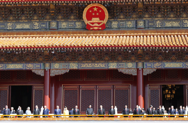 9月3日，紀念中國人民抗日戰(zhàn)爭暨世界反法西斯戰(zhàn)爭勝利70周年大會在北京天安門廣場隆重舉行。這是中共中央總書記、國家主席、中央軍委主席習近平等在天安門城樓上。新華社記者鞠鵬攝