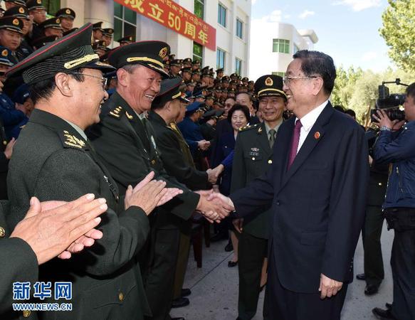 這是俞正聲同解放軍駐拉薩部隊(duì)團(tuán)職以上干部親切握手。 新華社記者李濤攝