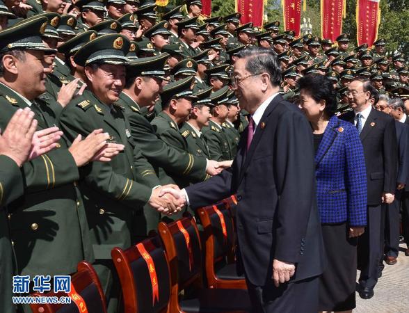 這是俞正聲同武警西藏總隊(duì)團(tuán)職以上干部親切握手。 新華社記者李濤攝