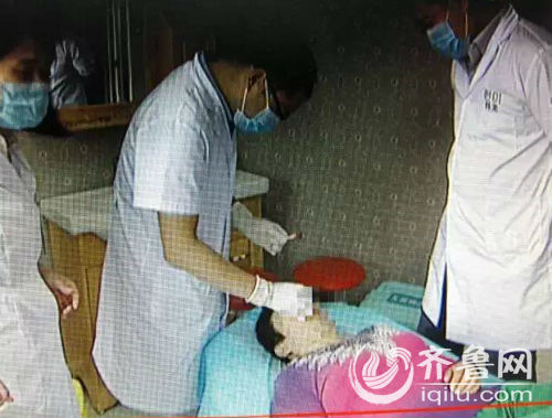 記者帶她來到一家整形醫(yī)院，檢查后發(fā)現(xiàn)，大姐的傷情比預(yù)料得嚴(yán)重。（視頻截圖）