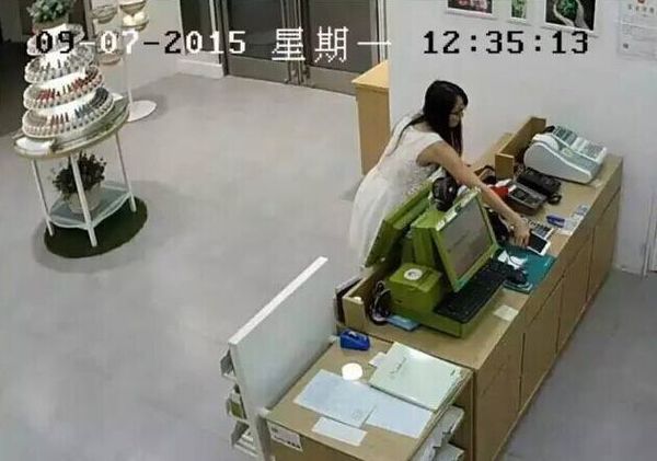 　白衣女子在滬瘋狂偷盜。圖為作案場景。