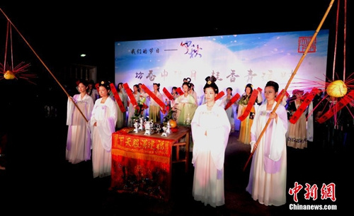 福州重現(xiàn)中秋祭月祈?；顒?劉可耕 攝