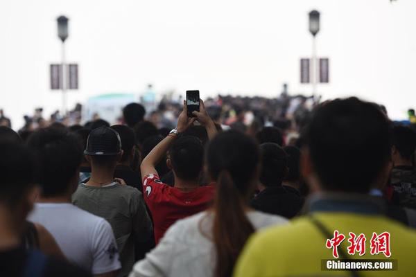 10月1日，杭州西湖的斷橋上人頭攢動(dòng)。當(dāng)日是國慶國慶黃金周第一天，大批國內(nèi)外游客前往杭州西湖，西湖各景點(diǎn)是人頭攢動(dòng)，西湖迎來了國慶黃金周旅游高峰。龍巍  攝