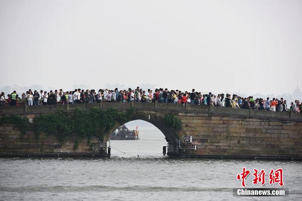 10月1日，杭州西湖的斷橋上人頭攢動。當(dāng)日是國慶國慶黃金周第一天，大批國內(nèi)外游客前往杭州西湖，西湖各景點是人頭攢動，西湖迎來了國慶黃金周旅游高峰。龍巍 攝