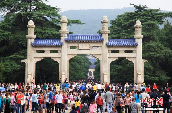 10月1日，江蘇省南京市，當日是“十一”黃金周的第一天，很多游客來到南京中山陵參觀游覽，中山陵景區(qū)迎來客流高峰。中新社發(fā) 姚俊  攝