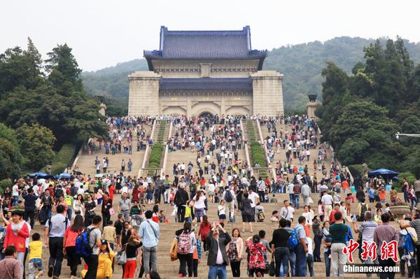 10月1日，江蘇省南京市，當(dāng)日是“十一”黃金周的第一天，很多游客來(lái)到南京中山陵參觀游覽，中山陵景區(qū)迎來(lái)客流高峰。中新社發(fā) 姚俊 攝