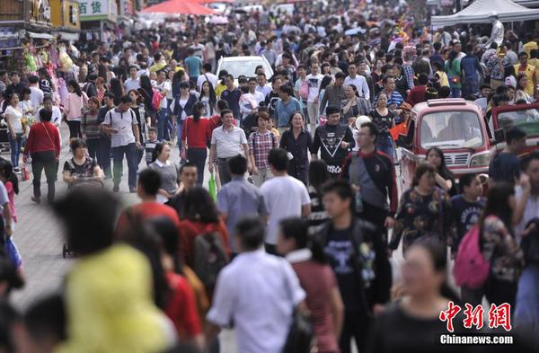 10月1日，重慶洋人街國慶節(jié)迎各地游客10萬余人，整個景區(qū)人氣爆棚。陳超 攝
