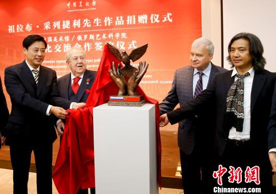 左起分別是文化部副部長董偉、俄羅斯人民藝術(shù)家祖拉布·采列捷利、俄羅斯駐華大使安德烈·杰尼索夫和中國美術(shù)館館長吳為山。　杜洋　攝